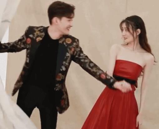 张翰失去重心往徐璐身上靠,谁注意徐璐手部动作?谈过恋爱的都懂