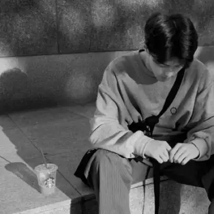 孤独伤感黑白男生头像男人无需仰仗谁的光芒