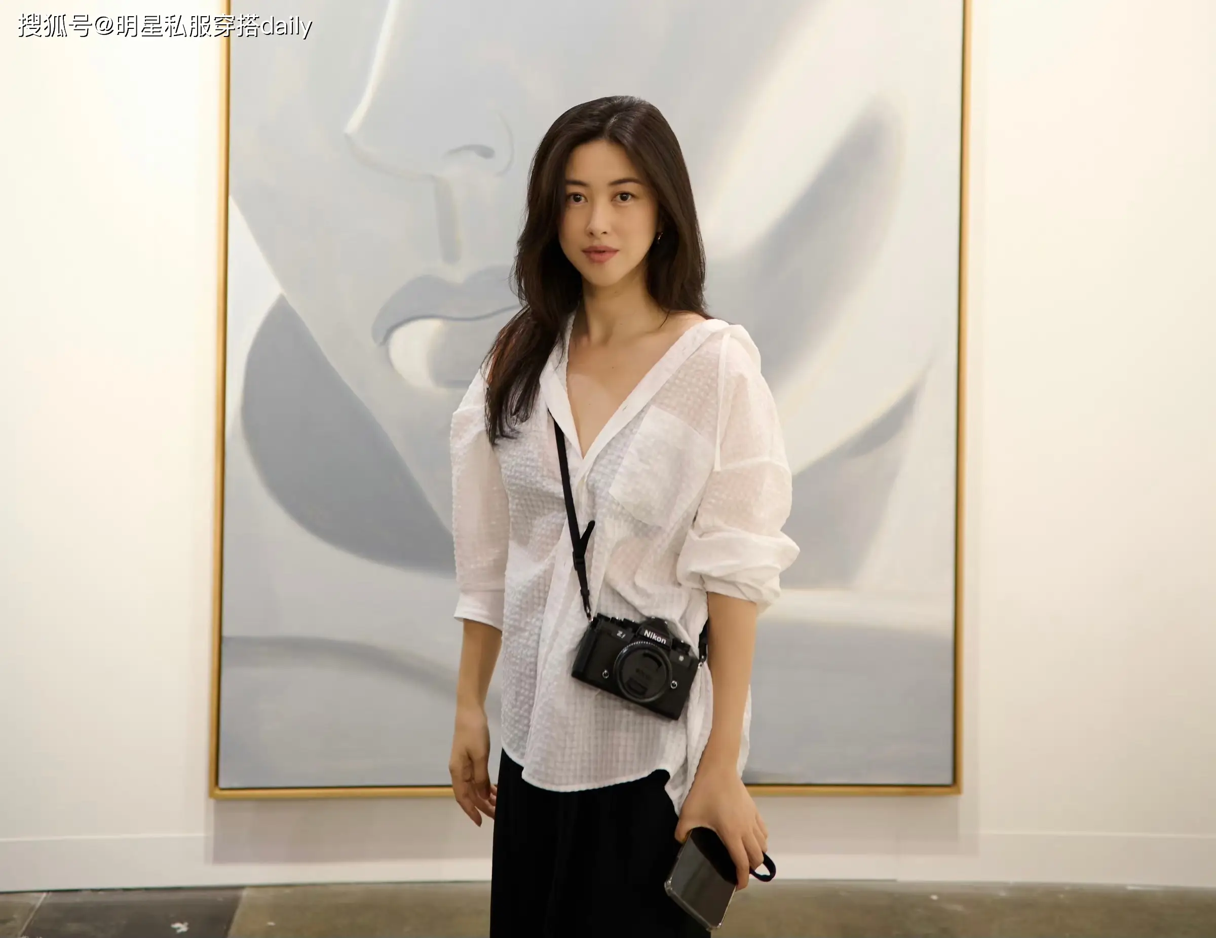 原创朱珠十年如一日黑白配重现经典青春活力与沉稳大气完美切换