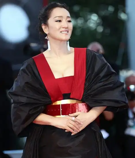 巨大成功不仅奠定了巩俐的演艺事业,也让她成为了一名家喻户晓的明星