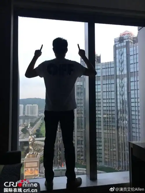 艾伦杀青背影健身长腿抢眼 今年作品众多渐呈霸屏之势