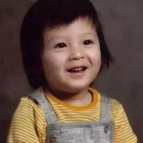 而edc的神颜小时候是这样的……说是小女孩儿都有人信好不好.