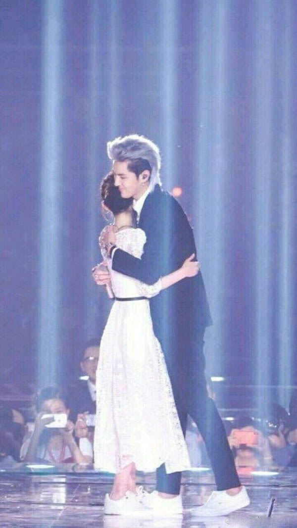 赵丽颖吴亦凡同台亲密拥抱 含笑脉脉撒狗粮甜炸了