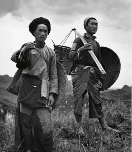 两位挑着扁担的农民(民国)