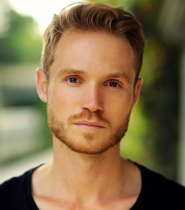 robbie jarvis(罗比·贾维斯)是一位英国男演员,出生于 1988 年 5 月