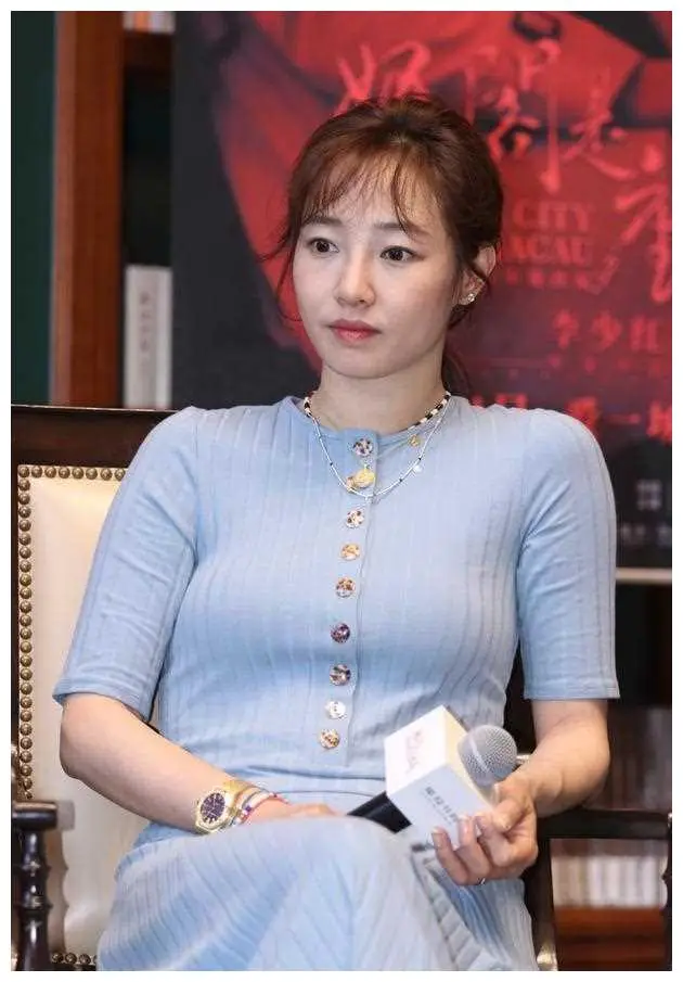 39岁白百何带儿子享受足球乐,儿子长发如女神,老公抱臂惊艳现场