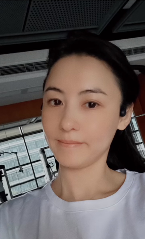 张柏芝晒健身视频,素颜出镜嘟嘴卖萌