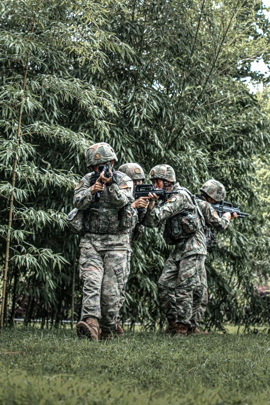 酷暑·士兵面孔 | 高冷警卫兵,出击!|中国火箭军_新浪财经_新浪网