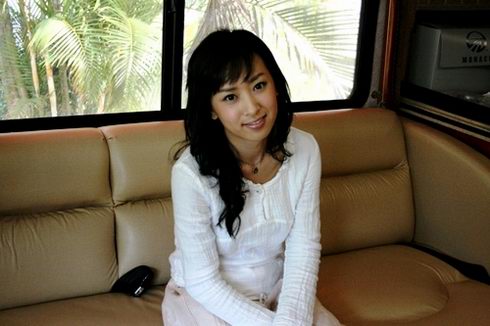 sara香港拍摄广告 成龙天价房车作香闺(组图)