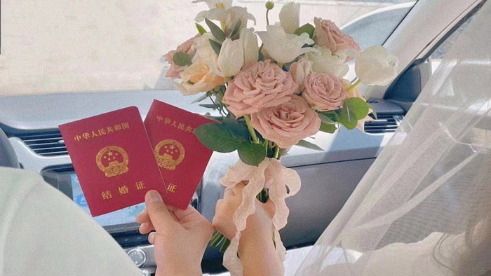 新郎新娘之前拍下的结婚证照片