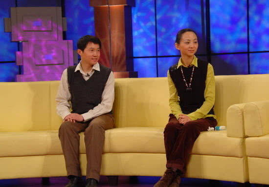 原创42岁邰丽华一家近照,被富豪追了整整8年,最后却选择嫁高材生