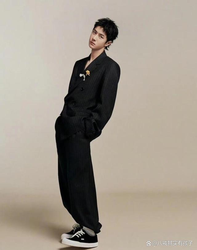 法国餐厅偶遇王一博,素颜和工作人员热聊,路人偶遇细节好心动