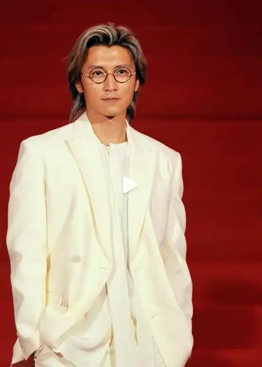 即使他素颜出席活动,状态也比很多小鲜肉好很多.