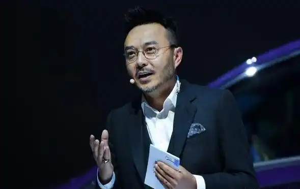 在另一场魔术比赛中,由汪涵担任主持,而刘谦则扮演了评委的角色.