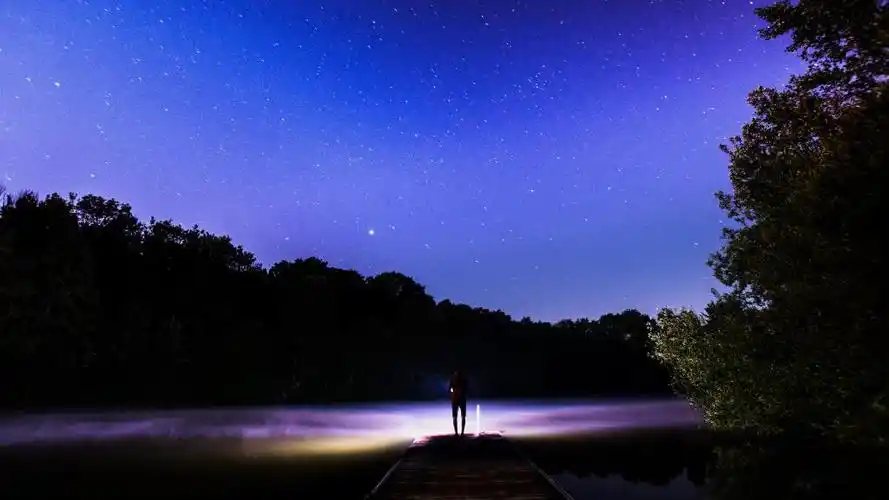 黑夜星空下一个人孤单图片