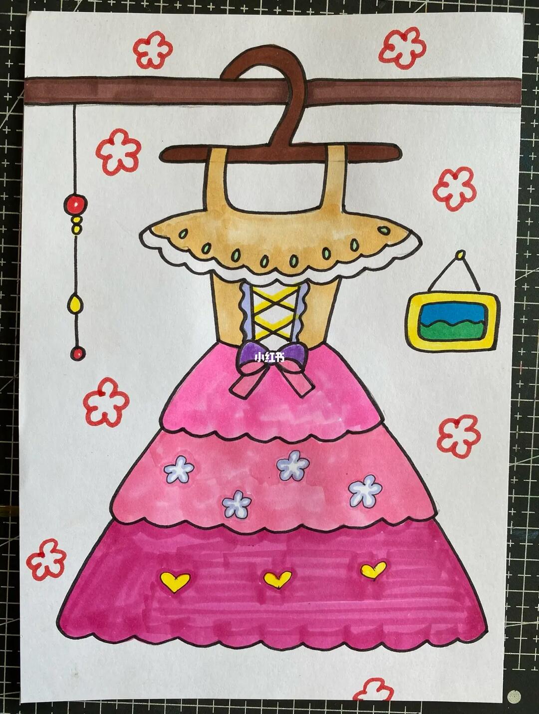 漂亮的裙子儿童画礼服卡通画