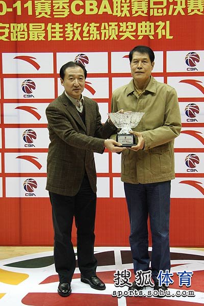 组图cba新疆vs八一蒋兴权获总决赛最佳教练