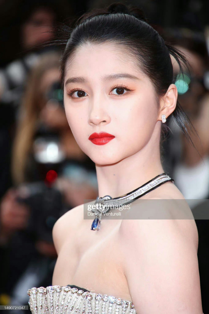 【#关晓彤#自带大气明媚脸型抗住戛纳大场】戛纳电影节这种大型的国际