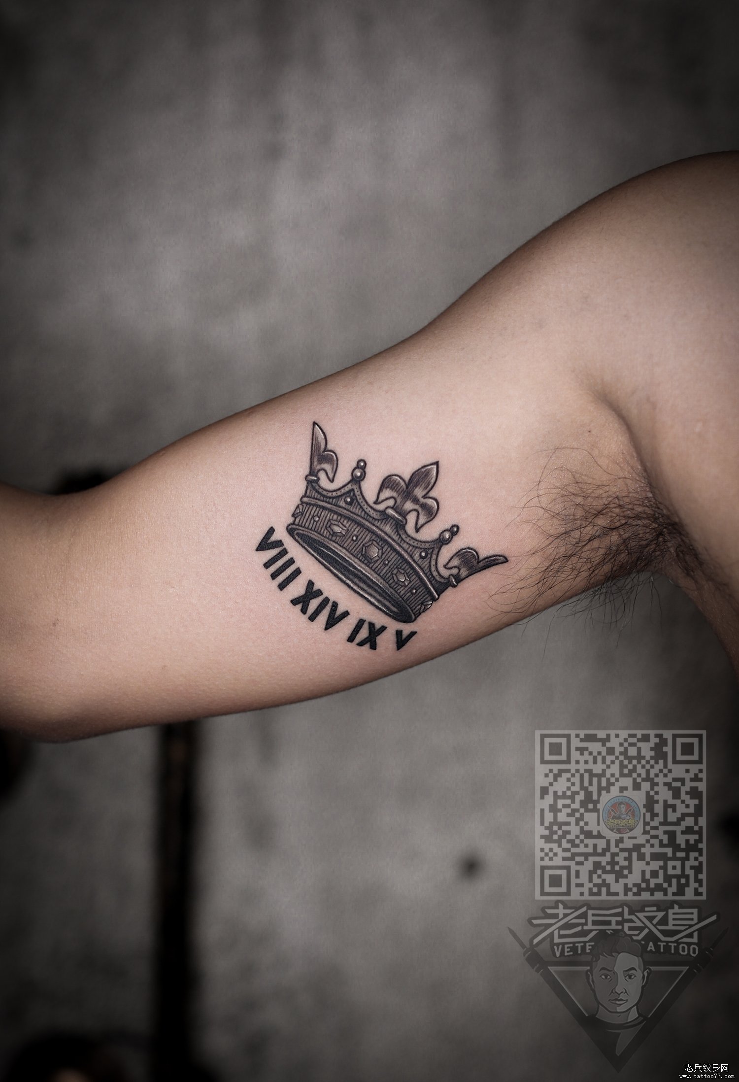 手臂黑灰皇冠纹身图案