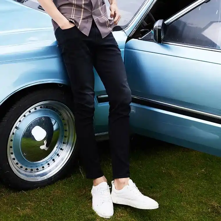 这款黑色牛仔裤真的是男生们的必备单品!