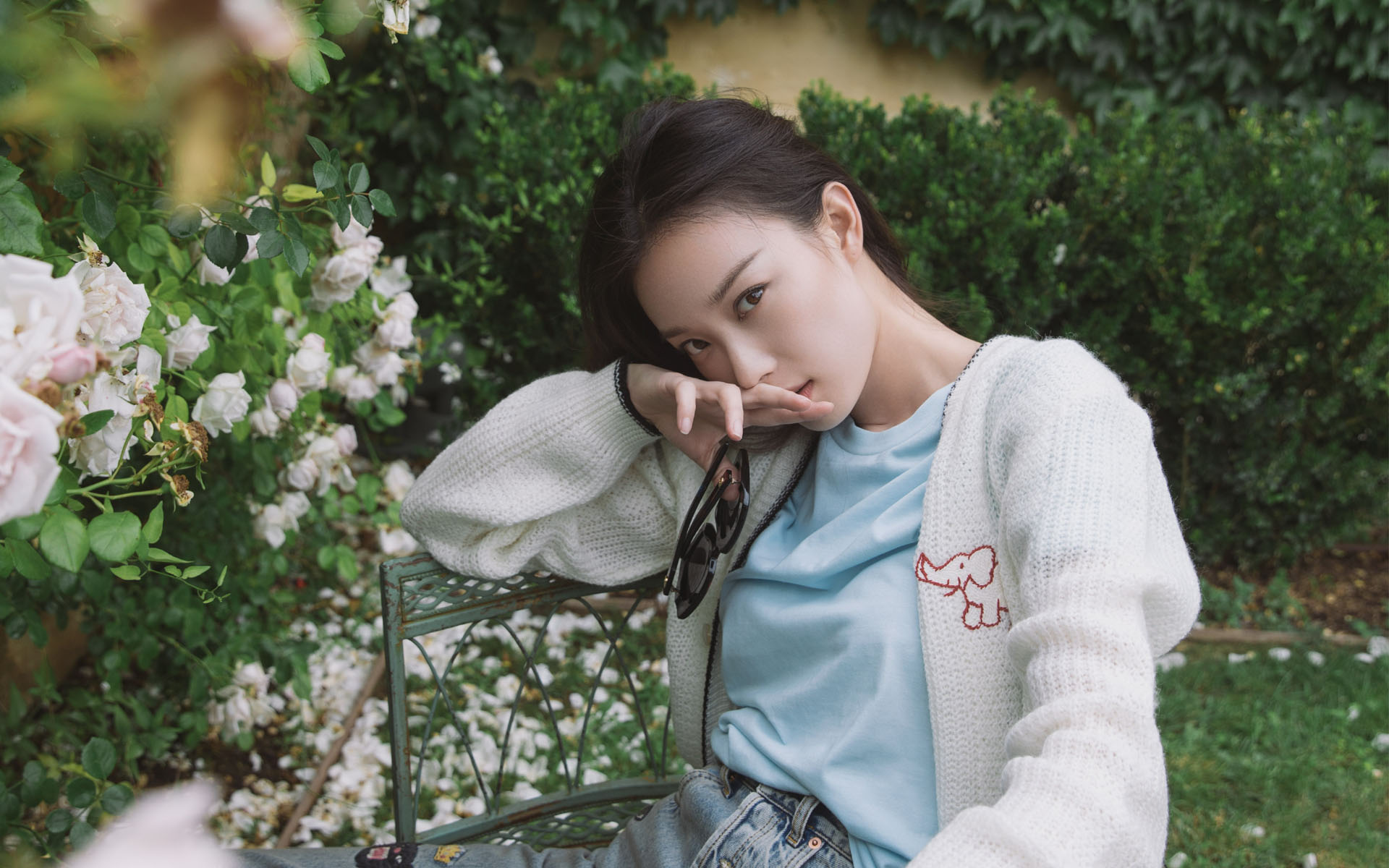 倪妮性感户外写真高清桌面壁纸