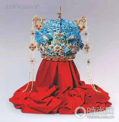 明代曹国大长公主朱佛女的大衫霞帔图孝端皇后凤冠