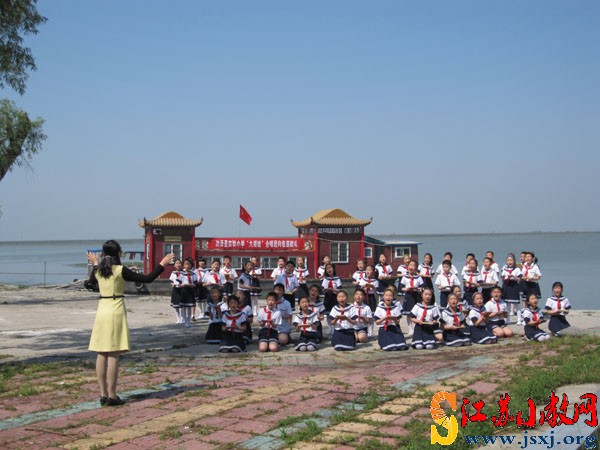 p>江苏省洪泽县实验小学位于美丽清纯的洪泽湖畔,现有两个校区75个