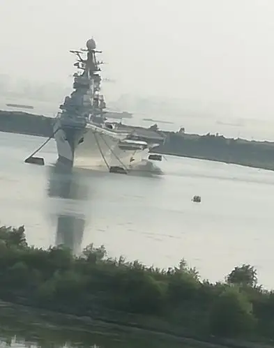 经过苏通大桥,看见了航空母舰