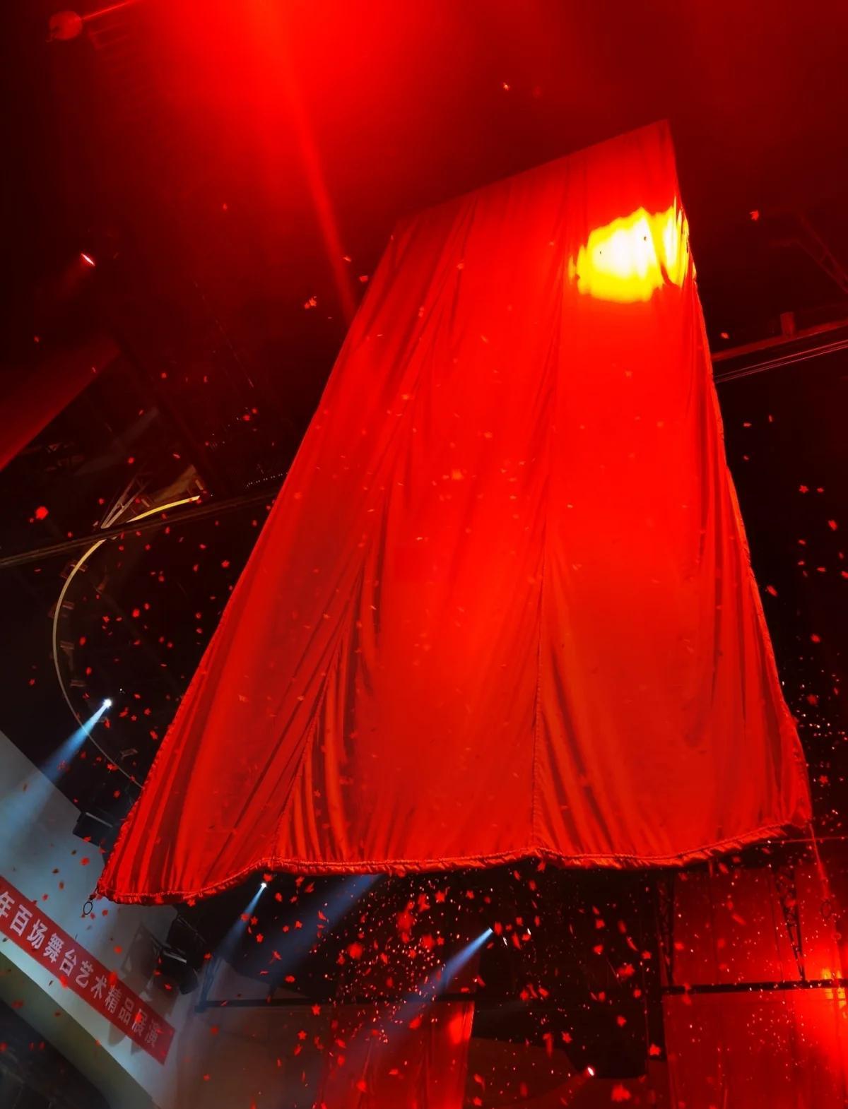 第一场是东方红大剧院的《红秀,延安延安》,这剧以爱情为主线,看得我