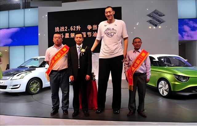 当我们提到身高,很多人都会想到姚明,这位中国篮球巨星以他的2.