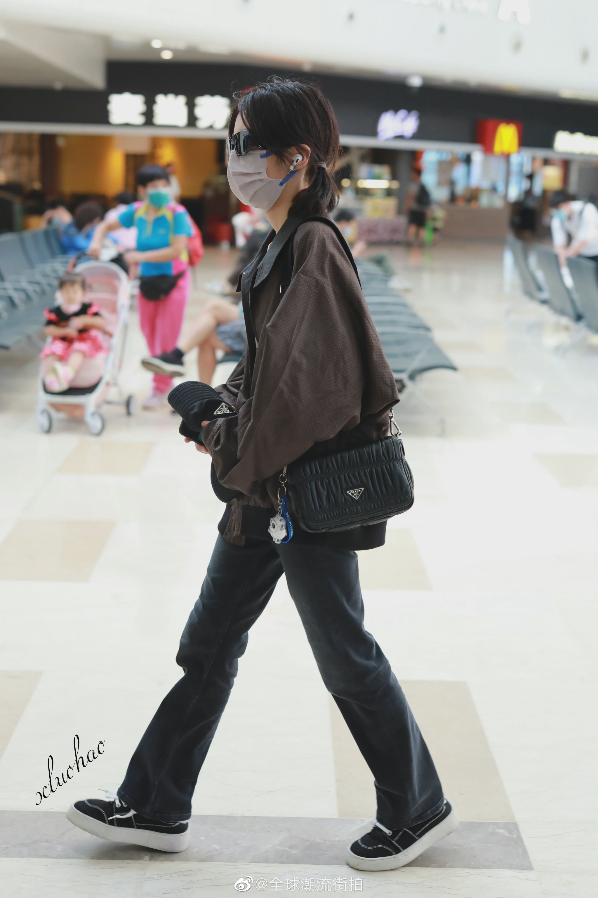 张子枫最新机场私服穿搭整体搭配以深色为主