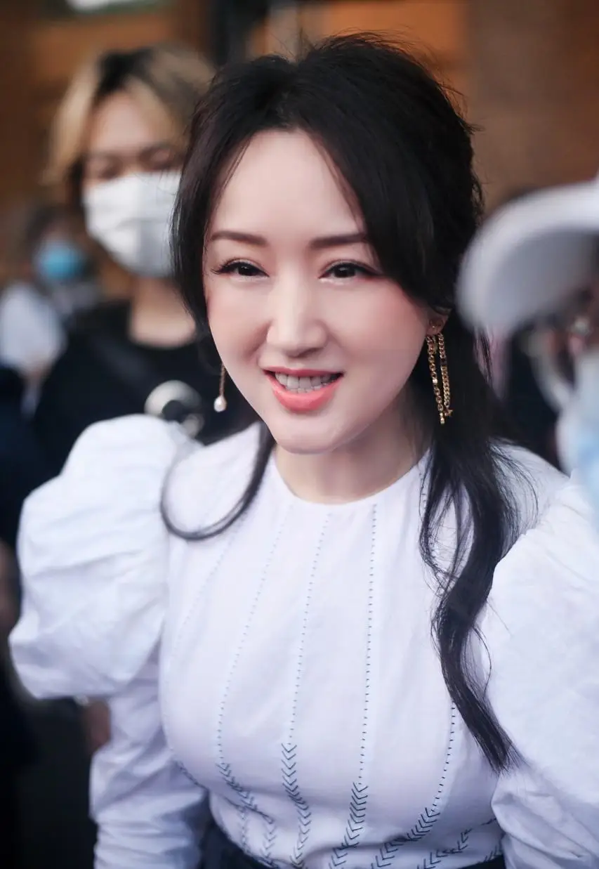 杨钰莹终究是老了,在美颜下看似年轻,但身材却暴露了真是年龄!