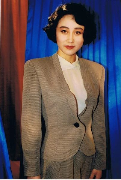 李连杰前妻黄秋燕近照越来越美,而现任妻子利智面容憔悴不敌当年