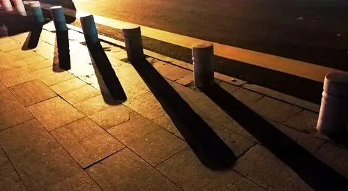 《路灯下的影子》