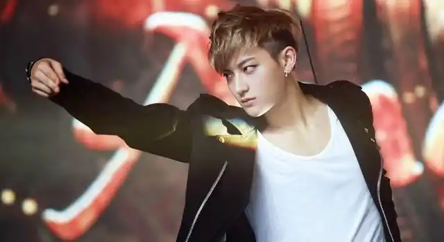 回顾善良的黄子韬:走红后不忘聋哑的发小,把他留在身边当助理