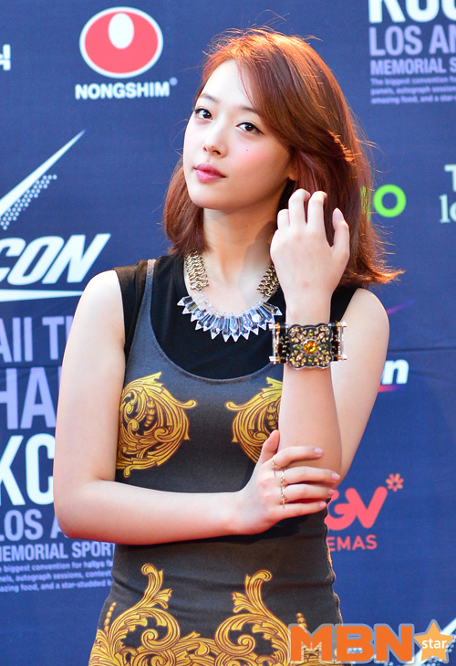 崔雪莉#130825 kcon in la 99 品一品红毯上崔真理的曼妙身姿大长腿