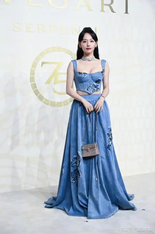 张嘉倪分体刺绣礼服造型亮相宝格丽品牌活动