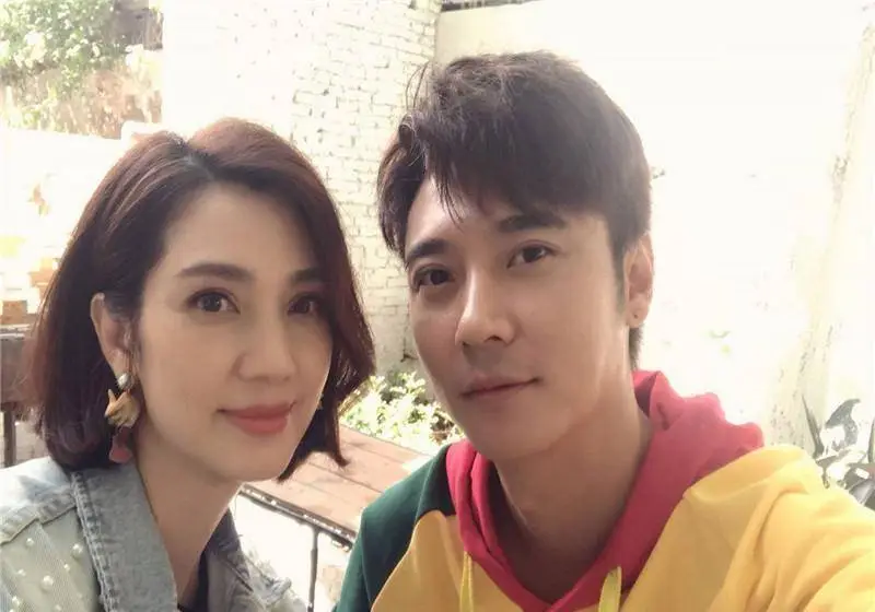 原创洪欣晒全家福证明与张丹峰从未婚姻一家四口畅玩游乐园