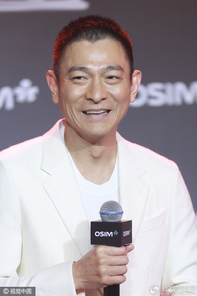 刘德华大病初愈面容消瘦笑到扶腰寸头利落帅气天王范依旧