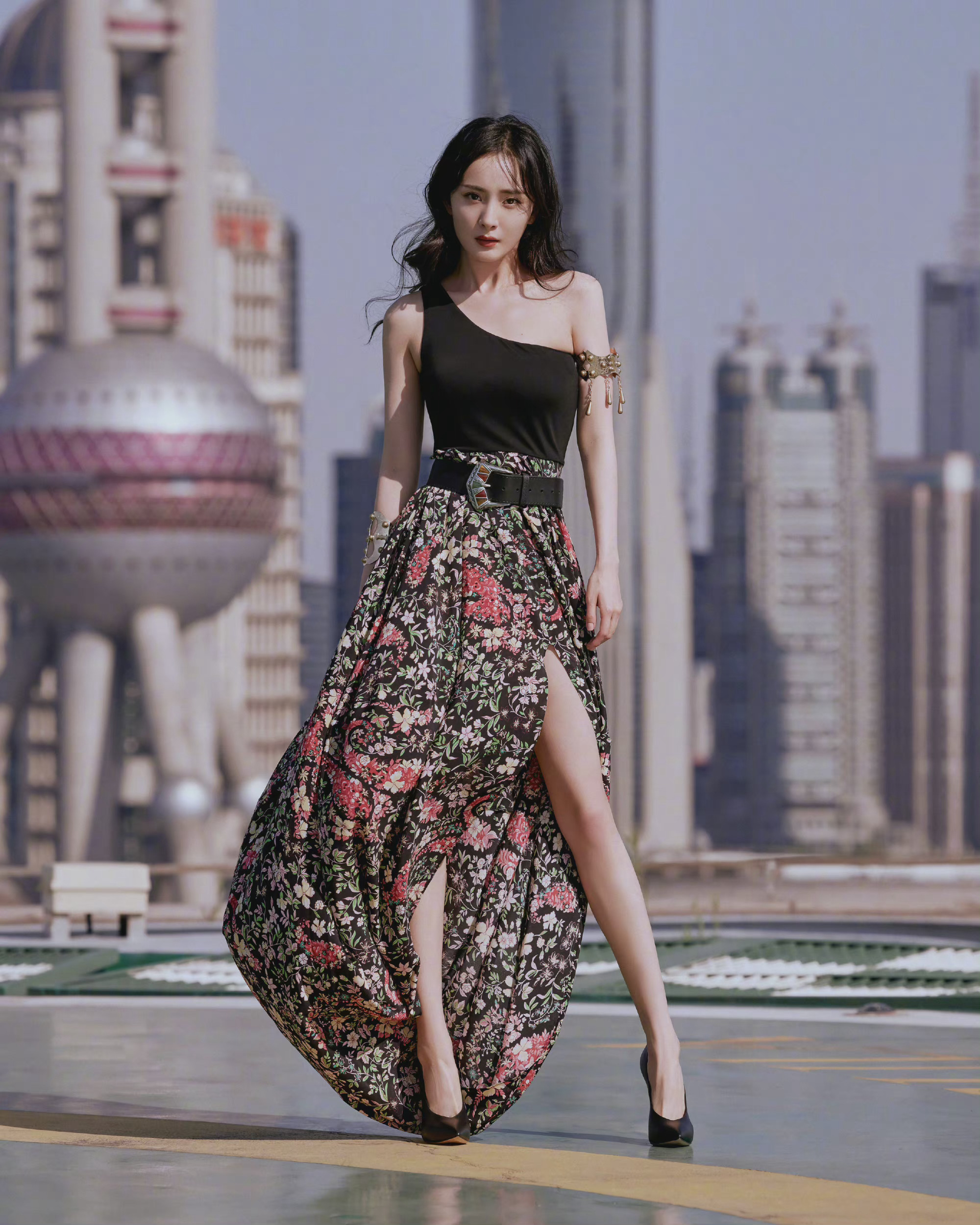 杨幂今日份品牌活动两套look都好美呐彩虹针织衫太温柔了