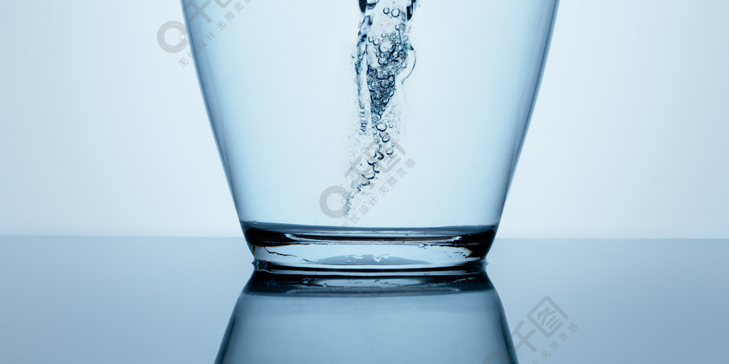 壮观的龙卷风由水制成,放在一块透明的玻璃中,站在反射面上