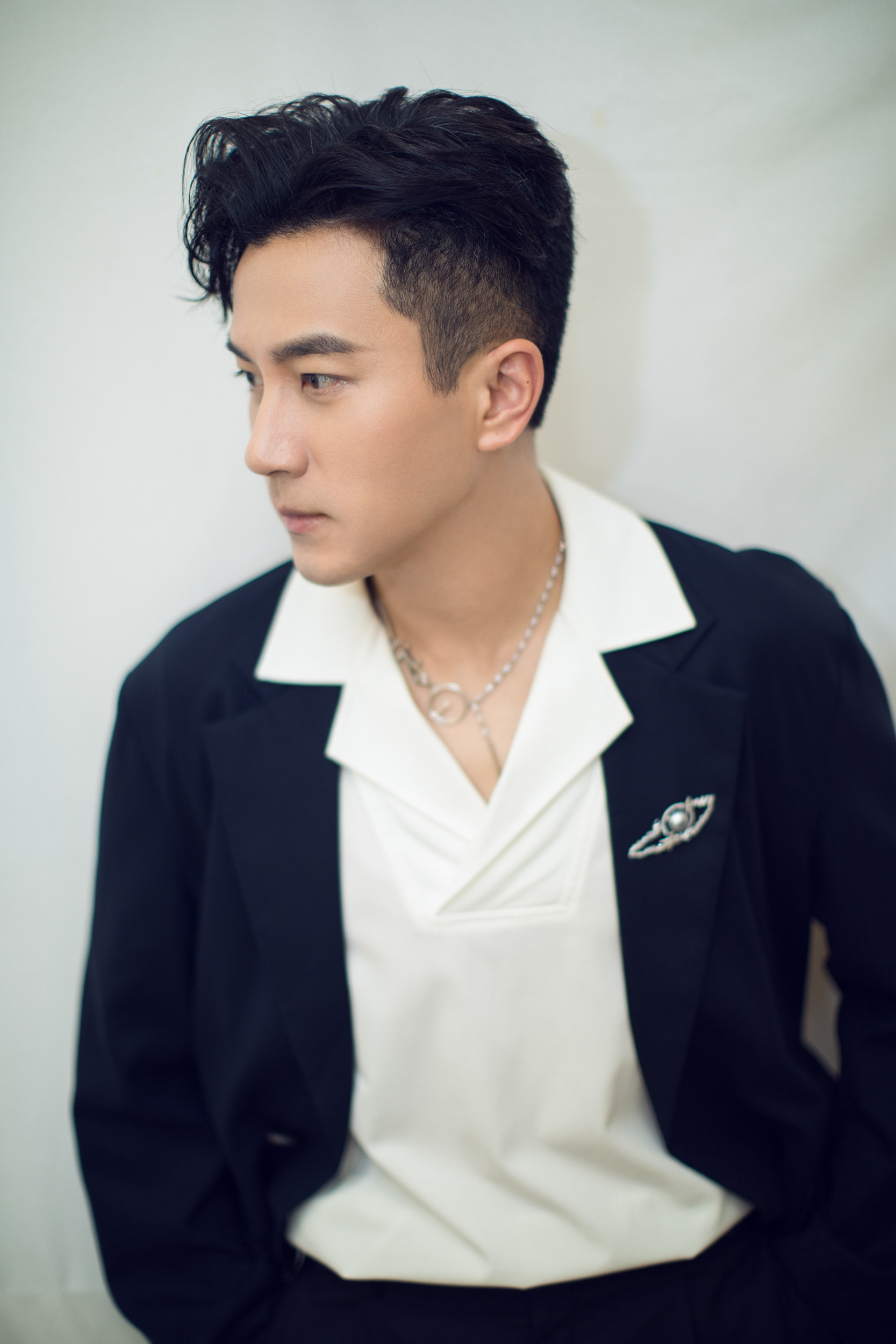 刘恺威  刘恺威跨界歌王 本周是随性儒雅的黑白配,用温柔的眼神和暖