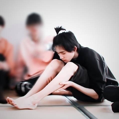 让人无法抵抗的漫画腿#来看看宋亚轩令人叹服的又长,又直,又白的腿吧