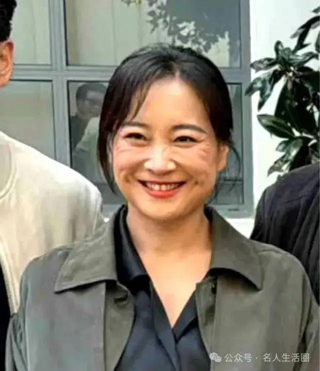 贾玲减肥后现身好莱坞,笑起来满脸皱纹,表情有些"吓人"