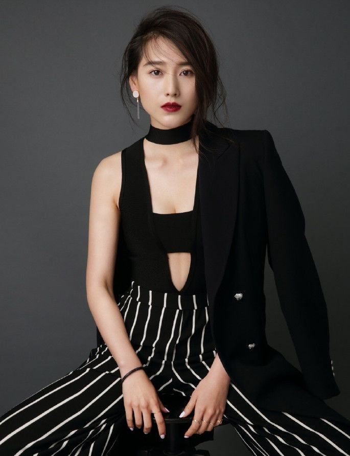 原创她出演女儿被吐槽太成熟,私生活混乱遭暴打,面容精致女人味十足