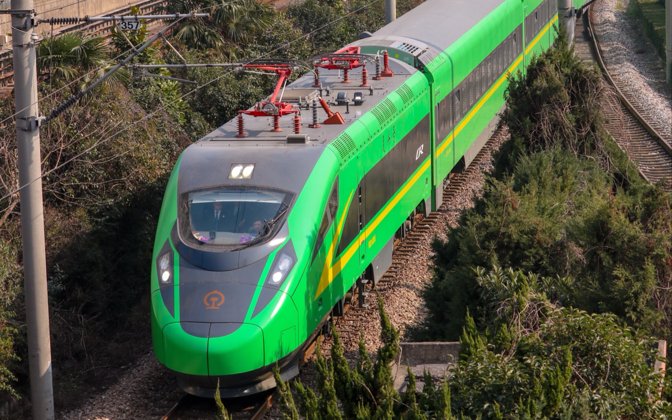 【"绿巨人"出上海站】复兴号动力集中式动车组fxd1-j(cr200j)上海站出