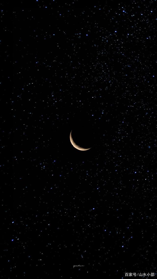 北京早晨天空出现唯美天象"新月抱旧月"