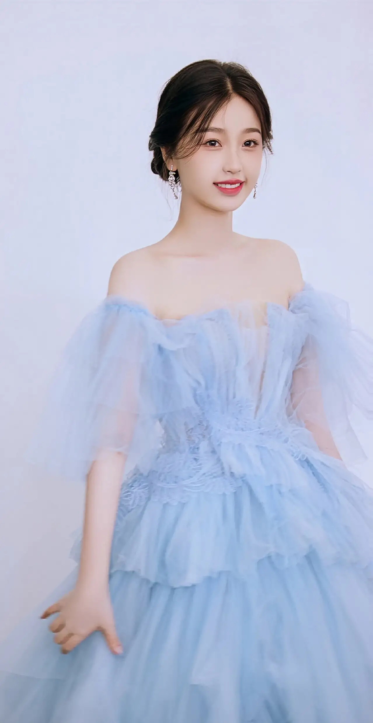 虞书欣蓝色公主纱裙造型轻盈,如梦如幻