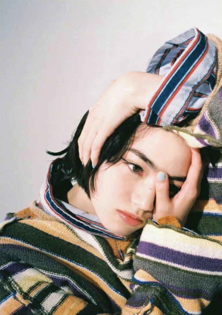 组图:小松菜奈拍摄《dew》光影大片 剪短发展现独特氛围感