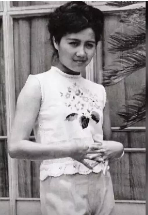 穿衣时髦又前卫,图中的黑白照片就是年轻时的蓝琼缨,相比自己的外孙女